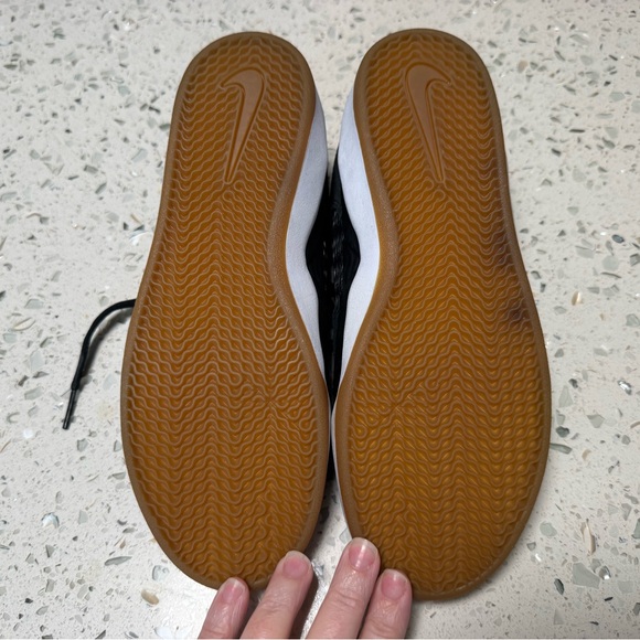 Nike Black and White Sneakers Women’s Size 5.5 - Picture 4 of 5